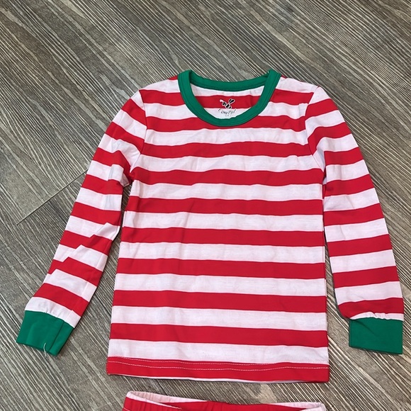 Coral Bee Boys 2 piece Pajamas Size 3 years color Red and white with green trim - Picture 2 of 8